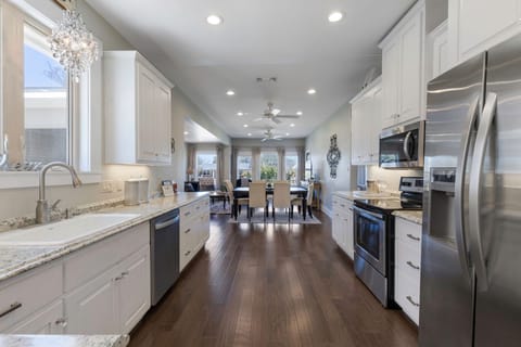 House, Multiple Beds, Garden View (319 W Live Oak) | Private kitchen