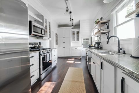 House, Multiple Beds, Garden View (508 Main Marble Fall) | Private kitchen