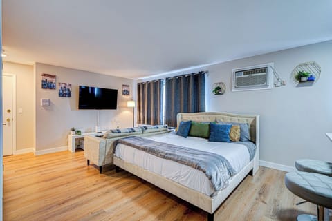 ~ ENJOY YOUR KING BED WHILE WATCHING YOUR FAVORITE SHOW ~