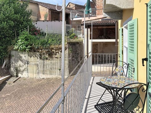 Building, Wall, Window, Residential Area, Neighbourhood, Facade, House, Town, Home, Balcony