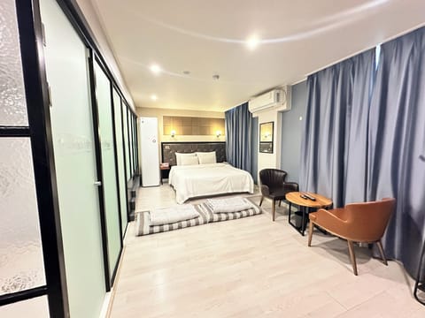 Family Suite | Desk, laptop workspace, WiFi (free)