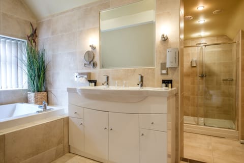 Suite, 1 Double Bed, Non Smoking (Separate Lounge) | In-room safe, desk, iron/ironing board, free WiFi