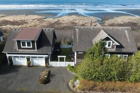 Moclips Vacation Rental | 4BR | 4BA | 2,509 Sq Ft | 2 Steps for Entry
