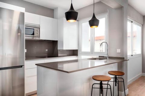Deluxe Apartment, 2 Bedrooms, Non Smoking | Private kitchen