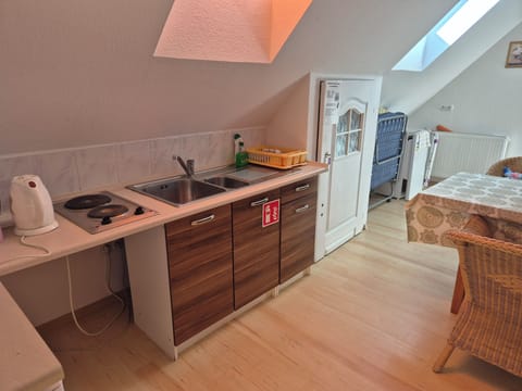 Classic Triple Room, Courtyard View | Private kitchen