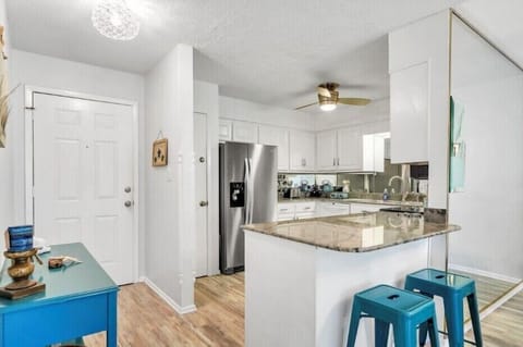 Front Door Entrance and Breakfast Bar