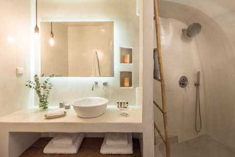 Honeymoon Suite, Jetted Tub | Bathroom | Shower, designer toiletries, hair dryer, bathrobes