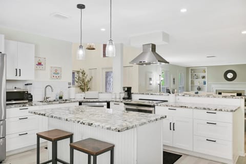 House | 5 bedrooms, high-speed internet
