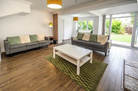 Living room with multimedia TV and free Wi-Fi