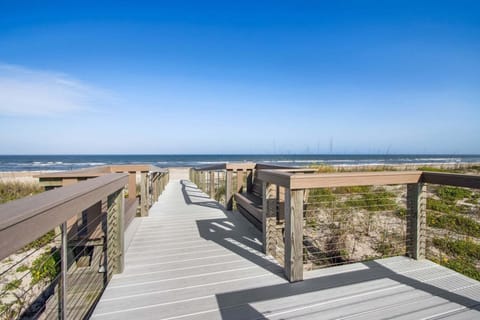 Condo, 2 Bedrooms | Property grounds