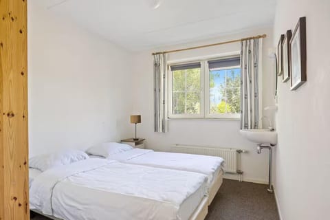 House | 1 bedroom, iron/ironing board, individually furnished, bed sheets