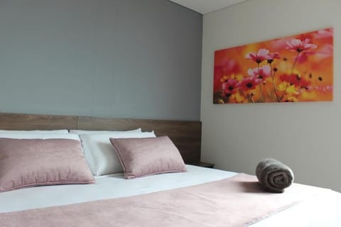 Junior Double Room | In-room safe, desk, soundproofing, WiFi (free)