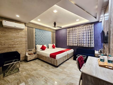 Deluxe Double Room, City View | Desk, laptop workspace, soundproofing, iron/ironing board