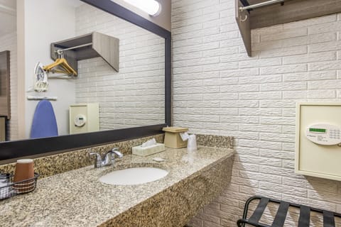 Superior Room, 1 King Bed, Non Smoking | Bathroom | Hair dryer, towels, soap, shampoo