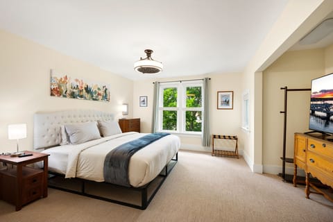 King Bedroom 2 + TV - Upper