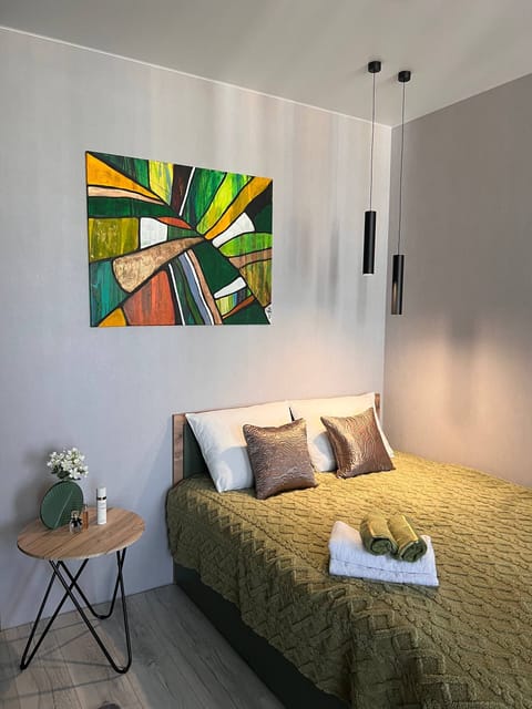 Basic Studio, Balcony, Courtyard View | Premium bedding, blackout drapes, iron/ironing board, WiFi (free)