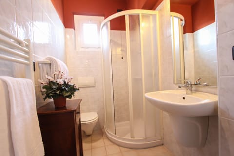 Superior Double Room | Bathroom | Shower, free toiletries, towels