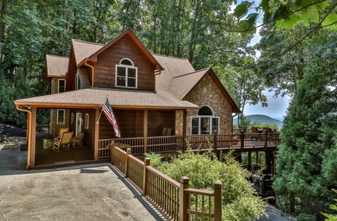 Gorgeous Ellijay cabin rental with big views  of the North Georgia Mountains!