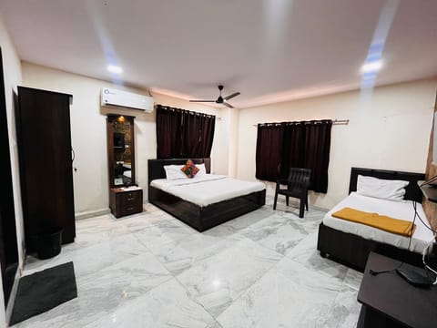 Family Room | Egyptian cotton sheets, premium bedding, memory foam beds, desk