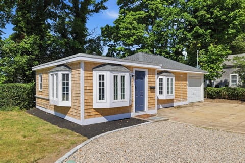Charming shingle cottage with private drive, bay windows, and great curb appeal
