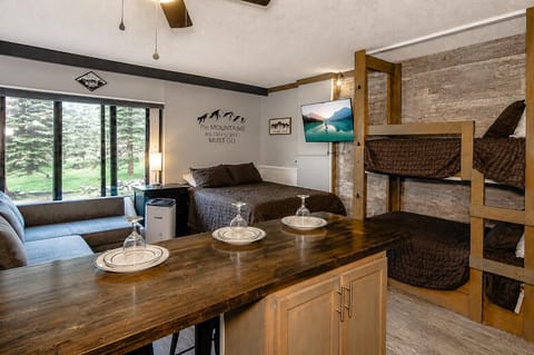 Welcome to Silver Creek 1108! This cozy studio, featuring twin-over-twin bunk beds, is the perfect place for staying in Silver Creek.