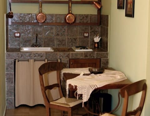 Studio Suite | Private kitchenette | Stovetop, coffee/tea maker, electric kettle, cookware/dishes/utensils