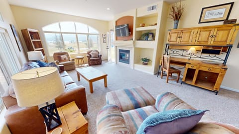 Pleasant Unit with Views, Deck, Flatscreen, Gas Fireplace - Pleasant Unit with Views, Deck, Flatscreen, Gas Fireplace, Desk and Chair