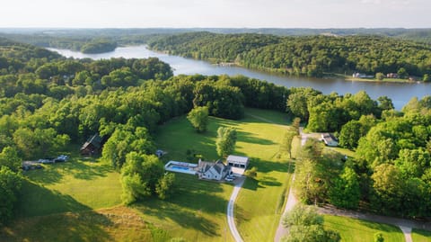 Welcome to HildeHaus - an upscale Hocking Hills getaway minutes from Lake Logan and surrounded by natural beauty.
