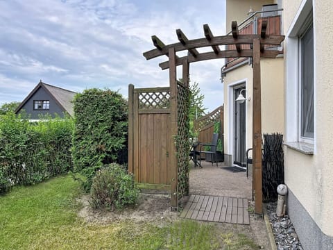 Wood, Shrub, Gate, Garden, Landscaping, Fence, Shade, Hardwood, Outdoor Structure, Backyard