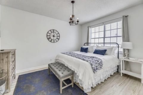 King Bed ~ Smart TV ~ Linens Provided ~ Ensuite Bathroom with Shower/Tub Combo