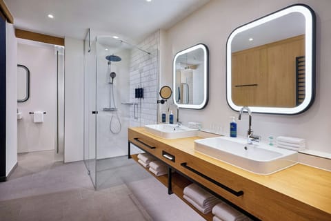 Suite, 1 Bedroom, Mountain View | Bathroom | Free toiletries, hair dryer, bathrobes, towels