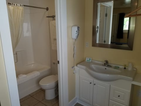 Economy Room | Bathroom | Combined shower/tub, free toiletries, hair dryer, towels