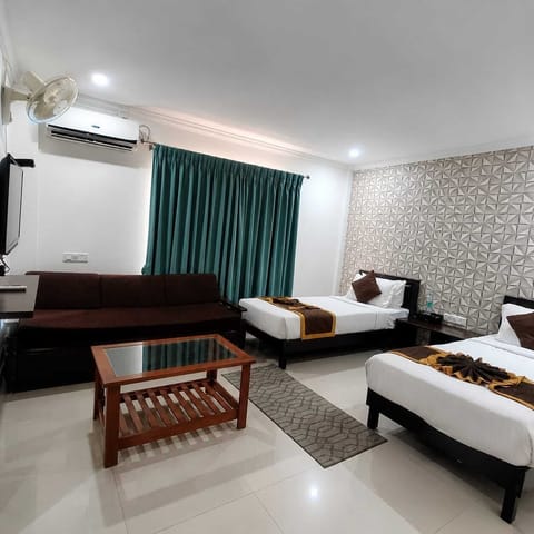 Deluxe Triple Room | Iron/ironing board, WiFi (free)