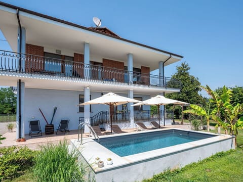 Building, Wall, Window, Residential Area, Neighbourhood, Facade, House, Town, Home, Balcony