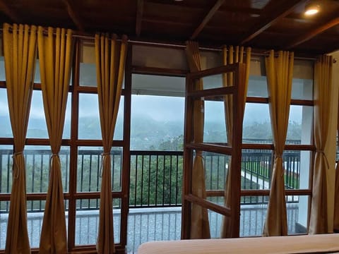 Luxury Suite | Desk, laptop workspace, WiFi (free)