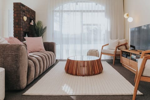 Casablanca Cove - comfortable living room with lush furnishings