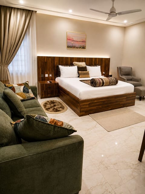 Comfort Suite, Hill View | In-room safe, desk, laptop workspace, blackout drapes