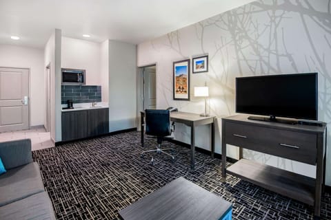 Deluxe Suite, 1 King Bed, Non Smoking (Deluxe Family Suite) | Pillowtop beds, desk, iron/ironing board, free cribs/infant beds