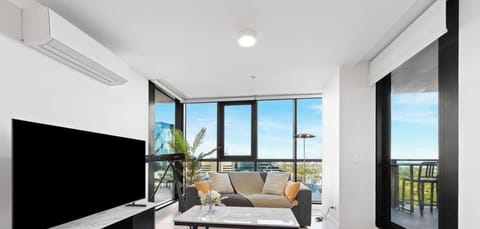 Unwind with panoramic views of Albert Park Lake, the iconic Australian Grand Prix circuit, lush golf course greens, and a tranquil neighbourhood setting.
