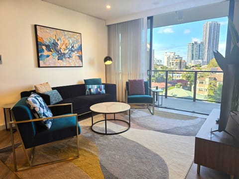 Gold Coast Luxury Living - Open Doors, Fresh Air, Skyline Views