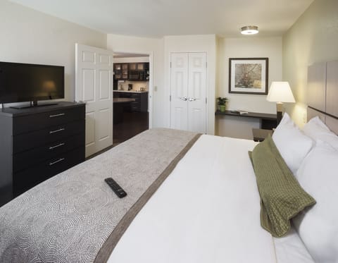 Suite, 1 Bedroom | Desk, free cribs/infant beds, rollaway beds, free WiFi