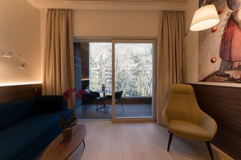 Minibar, in-room safe, desk, laptop workspace