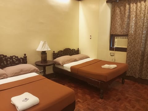 Standard Quadruple Room | Desk, laptop workspace, WiFi (free)