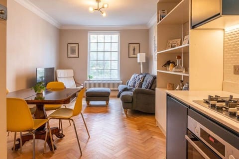 Apartment, Multiple Beds, Kitchen, City View (Devonshire St) | Interior