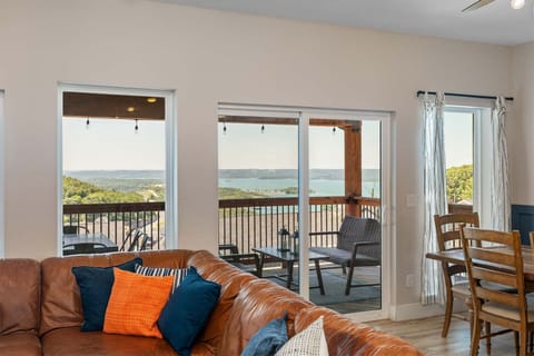 House, Multiple Beds (Lake Lookout Retreat) | Living area