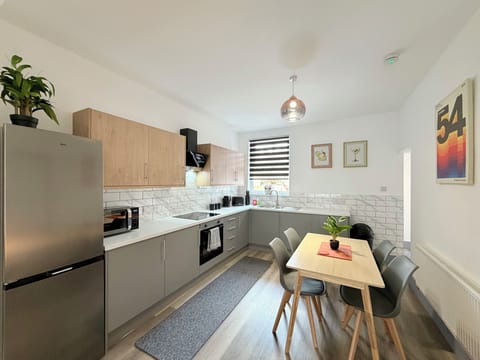 Full-size fridge, microwave, oven, stovetop
