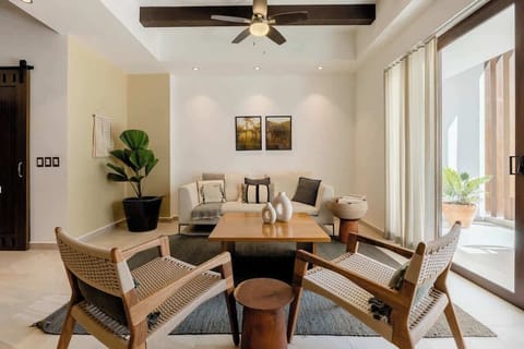 Sala con muebles de diseño Parea Estudio Interior y fotografías de Samuel Resendiz, artista local. 