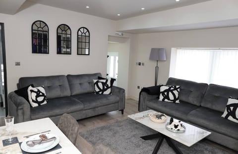 Bungalow, 2 Bedrooms, Fireplace | Living room