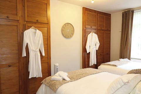 House, 2 Bedrooms | 3 bedrooms