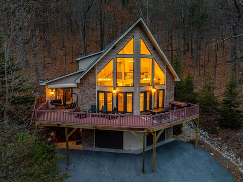 Mountain air. Warm lights. Chalet nights. Ridgeview Chalet is the kind of getaway you’ll never want to leave